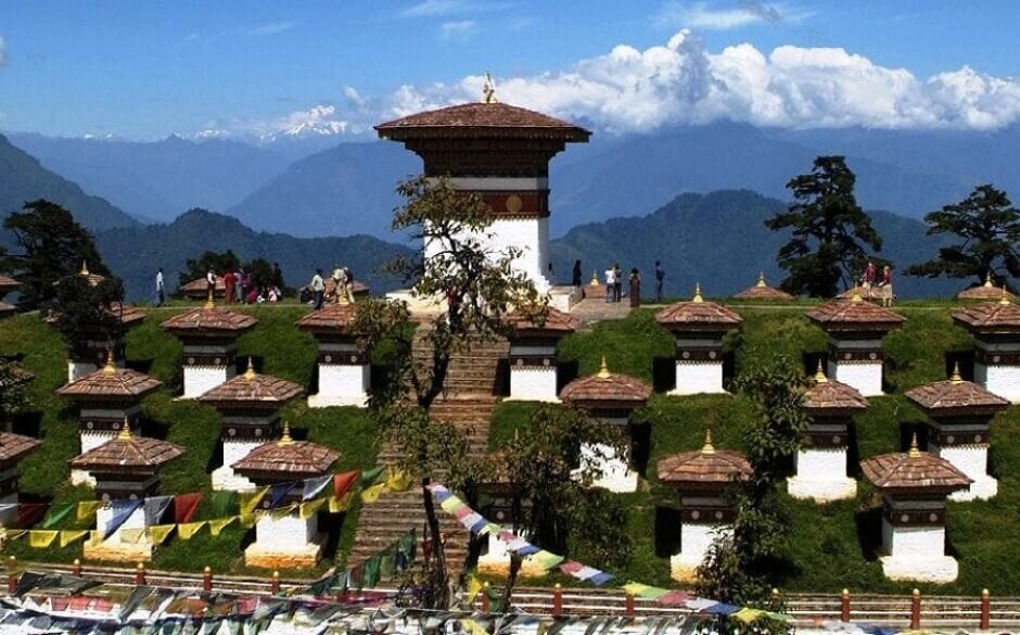 monument-with-108-chorten-dochula-pass-bhutan-940x585-c-default