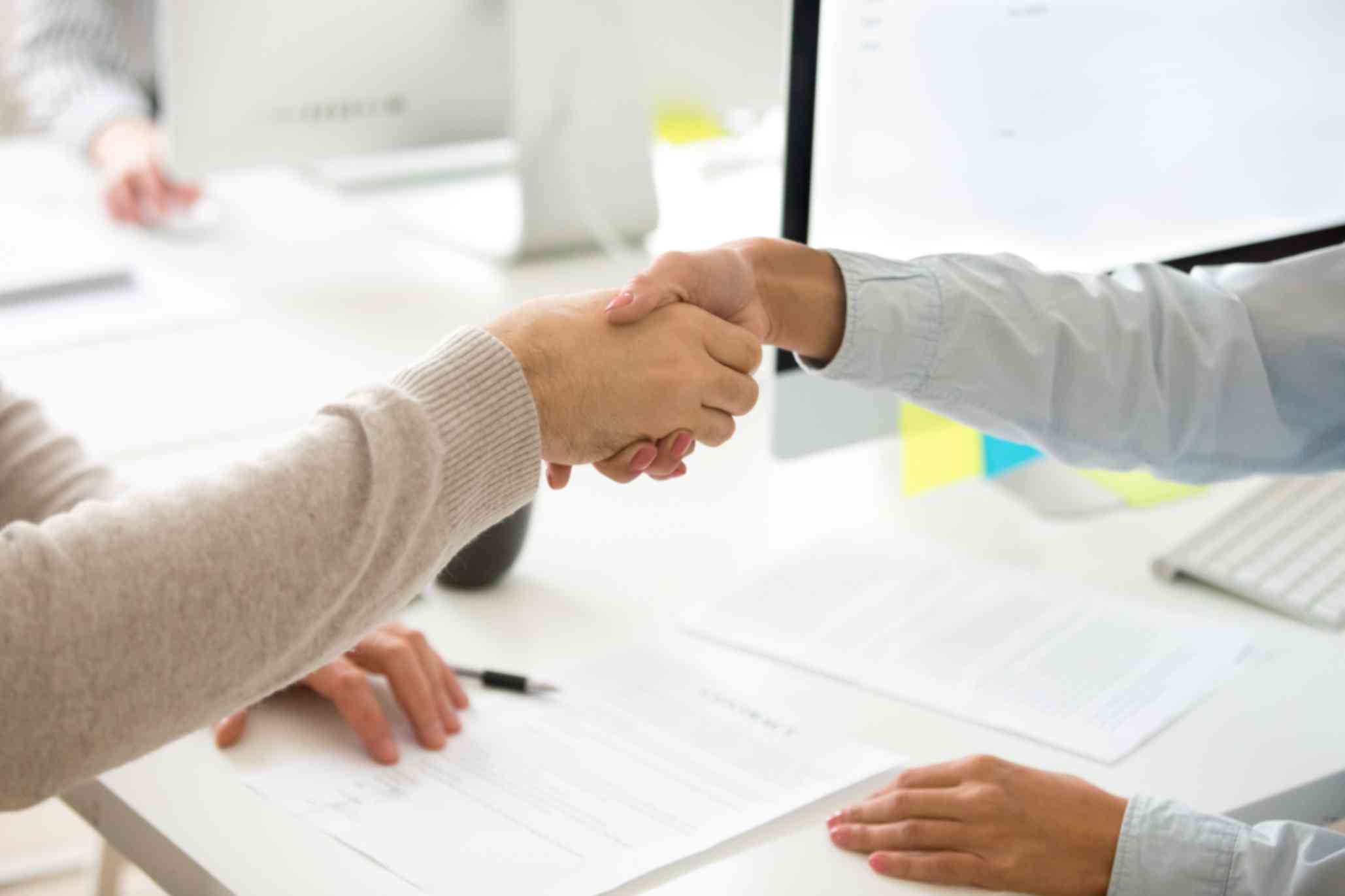 jpeg-optimizer_handshake-man-woman-after-signing-business-contract-closeup